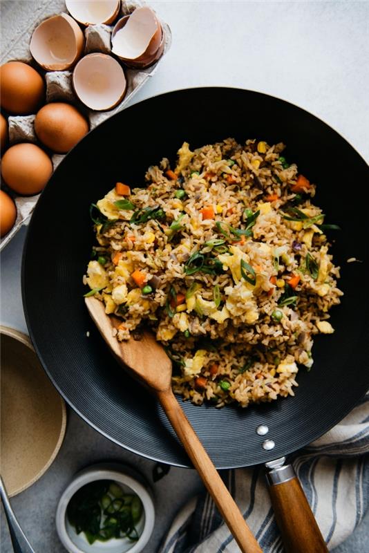 recept na vyprážanú ryžu s vajíčkom a zeleninou, nápad, čo rýchlo dnes večer zjesť