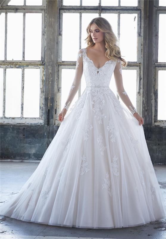 dambröllopsmodetrend 2019, prinsessklänningsmodell med tyllklänning och pärlspets med blommönster