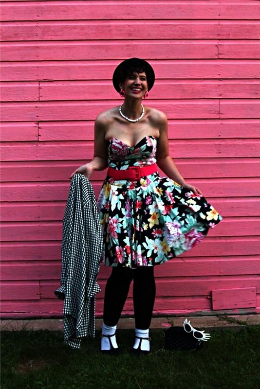 Šaty z 80. rokov s potlačou floram s retro opaskom a čiernymi legínami, ženský kostým z 80. rokov