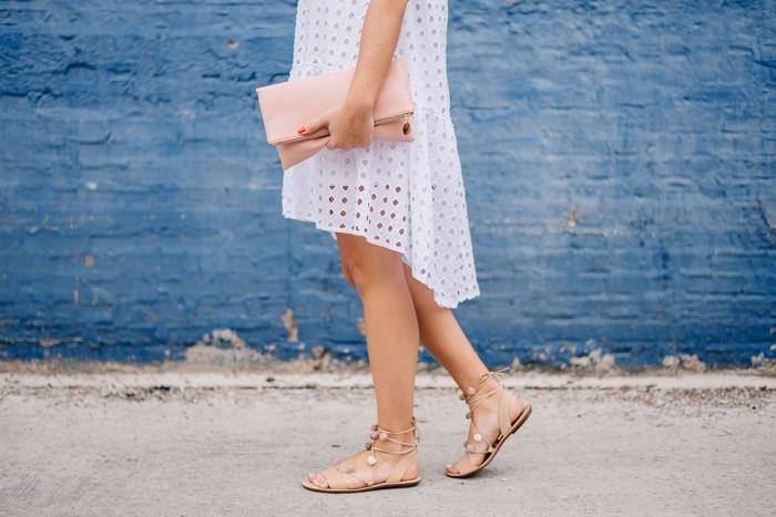 ako sa dobre obliecť v lete žena, model bielych letných šiat kombinovaný s pomponovým letným sandálom
