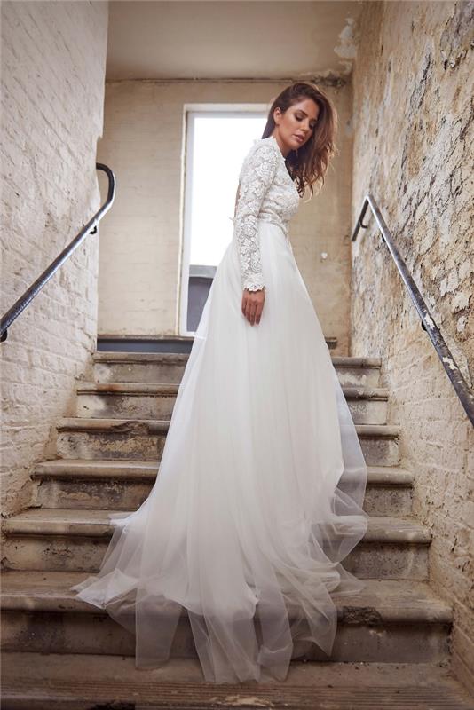 rustik bröllopsklänning idé, lång vit klänningsmodell med rygg, spets långärmad klänning
