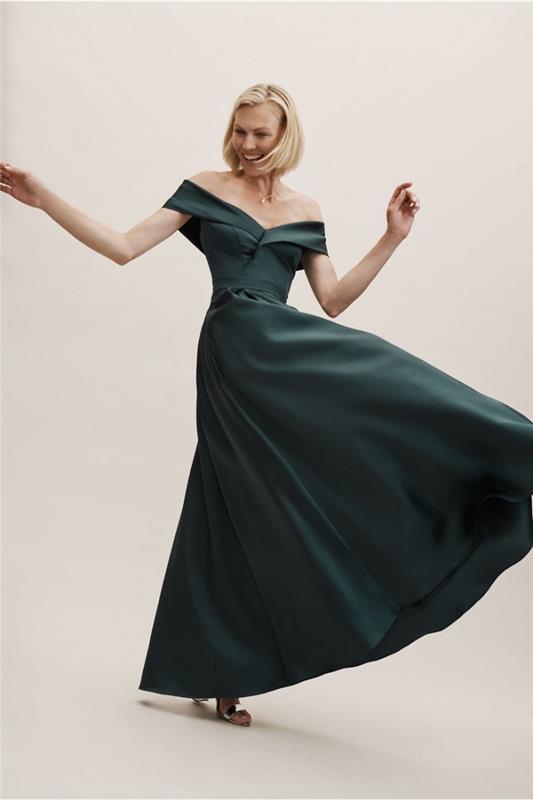 välj en formell klänning för 50 -årig kvinna, lång mörkgrön aftonklänning med utsvängd kjol och bara axlar