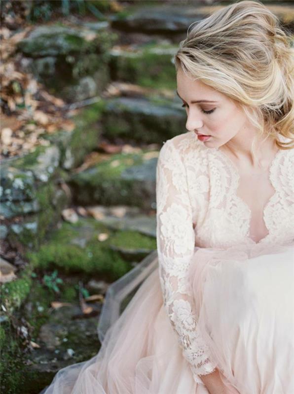 pekné elegantné svadobné šaty vo vidieckom štýle, ružovej farby, nízky chvost