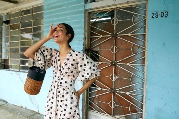 Puntíky vzorujú trendy dámske letné oblečenie 2019, elegantný model šiat s opaskovými rukávmi a bodkovaným dizajnom