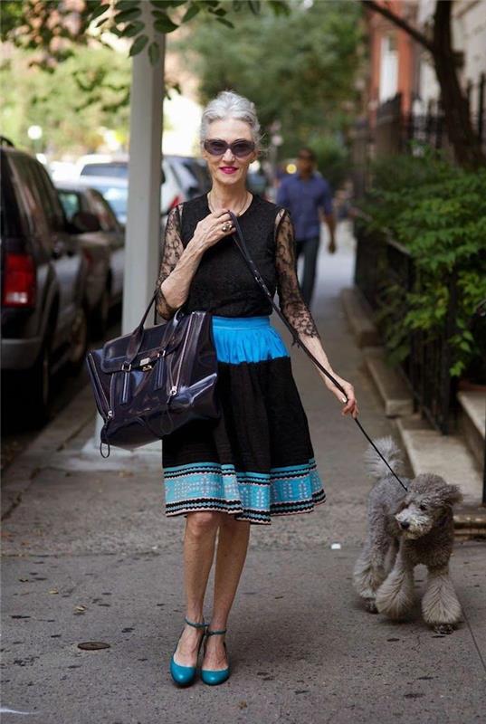 šaty šik žena 60 rokov modrá a čierna s čipkovanými rukávmi modré topánky čierna kabelka