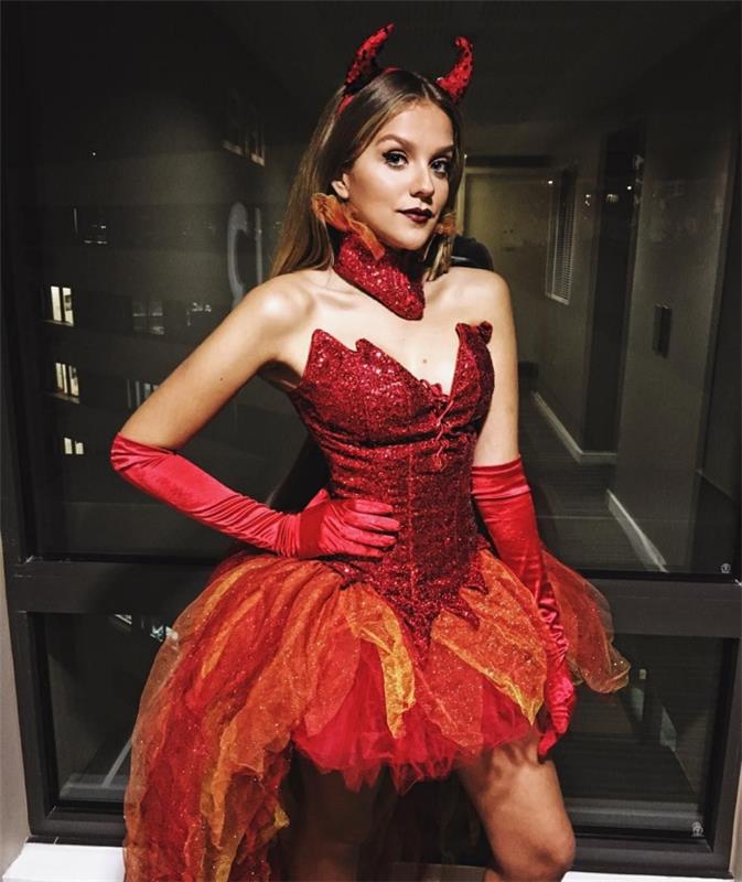 snygg outfit för en halloweenfest, feminin och chic djävulskostym bestående av en kort axelbandslös klänning med tutukjol, krage, handskar och djävulshorn i pannbandet