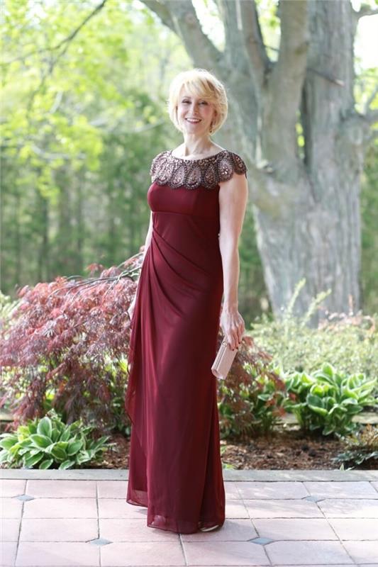 en elegant lång klänning av empireskärning med spetshals, idé för bröllopsklänning för 50 -årig kvinna