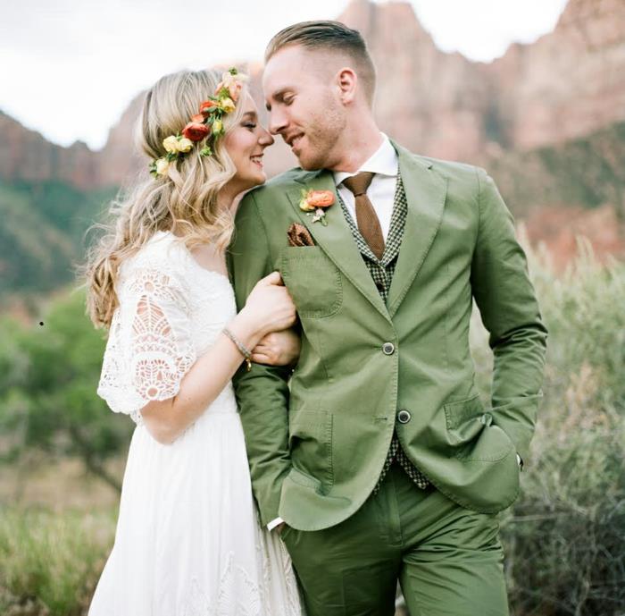 en romantisk blomsterkrona, flytande ärmar, flytande kjol, olivgrön brudgummidräkt