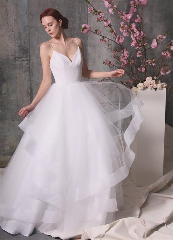 svadobné šaty s plisovanou tylovou sukňou a bielym korzetom s tenkými ramienkami, nízky drdol pre ženy