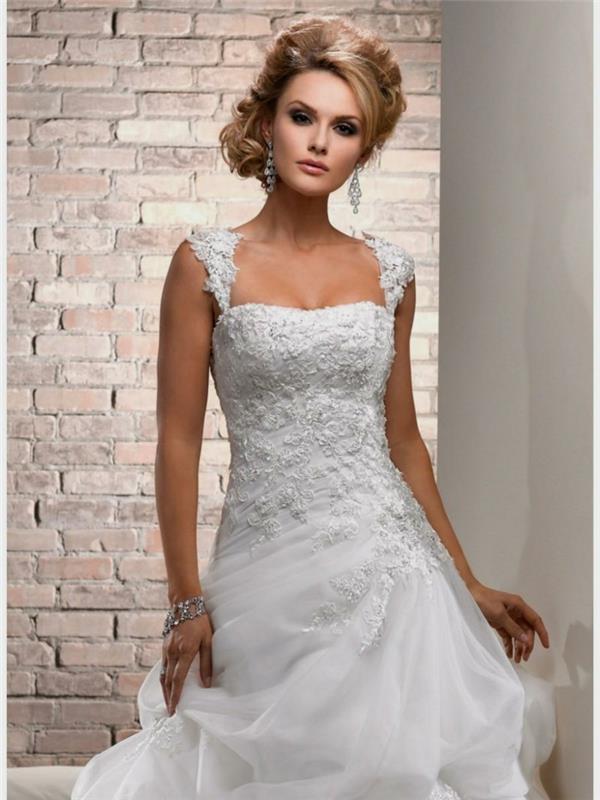 pekné svadobné šaty, bohémske svadobné šaty, prepracovaný účes s drdolom, tehlová stena