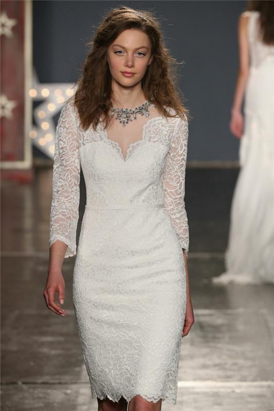 biele šaty, dlhé čipkované rukávy, pekný náhrdelník, krátke svadobné šaty