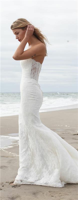 axelbandslös-bröllopsklänning-med-tåg-axelbandslös-bröllopsklänningar-spets-vid-havet