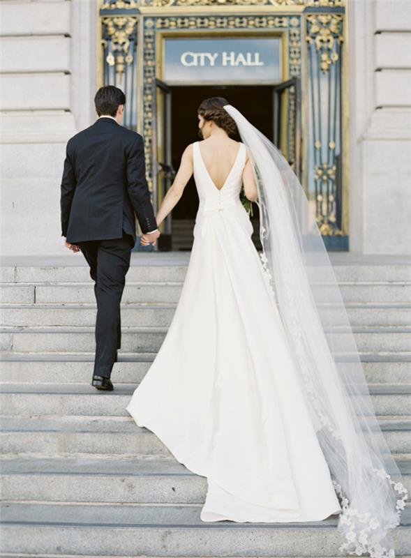 svadobný závoj kaplnkového typu, svadobné šaty s vlečkou a čipkou