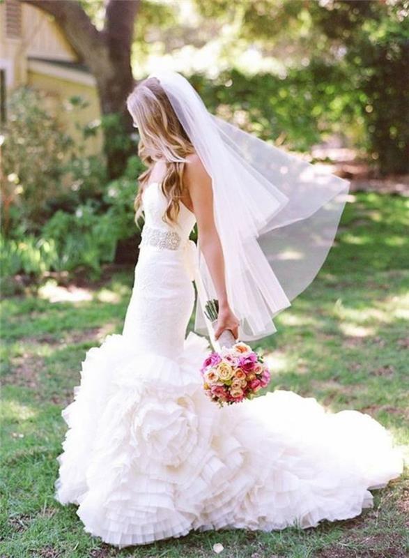tradičné svadobné závoj na dĺžku prstov, očarujúce svadobné šaty