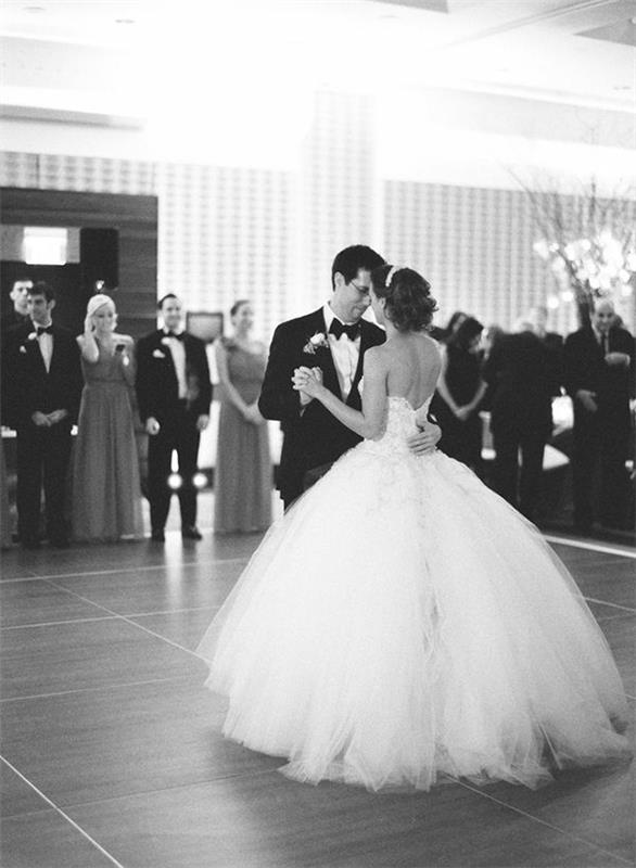 svadobné šaty-inšpirované-disney-princeznami-tancujúcim párom