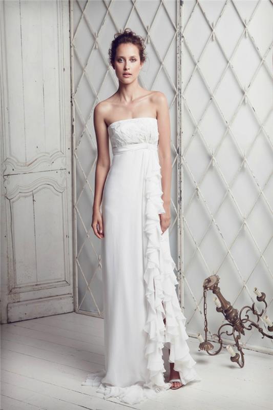 rovné a tekuté svadobné šaty, empírové svadobné šaty bez ramienok s elegantným rozparkom