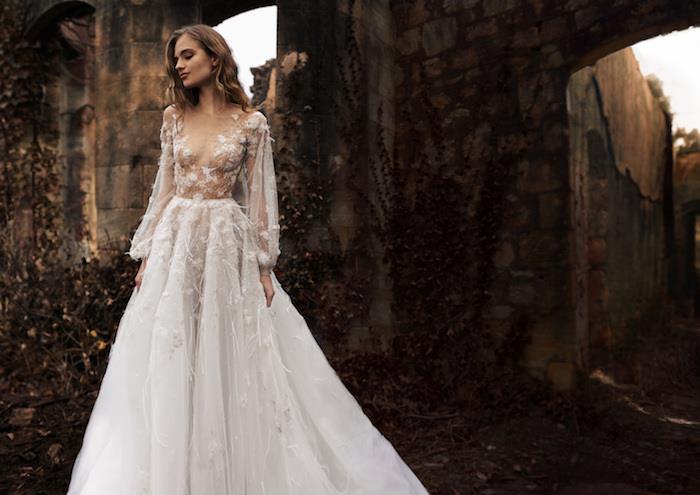 haute couture svadobné šaty s priehľadnými rukávmi a ozdobným perím, sukňou z priehľadného závoja, rozšíreného strihu