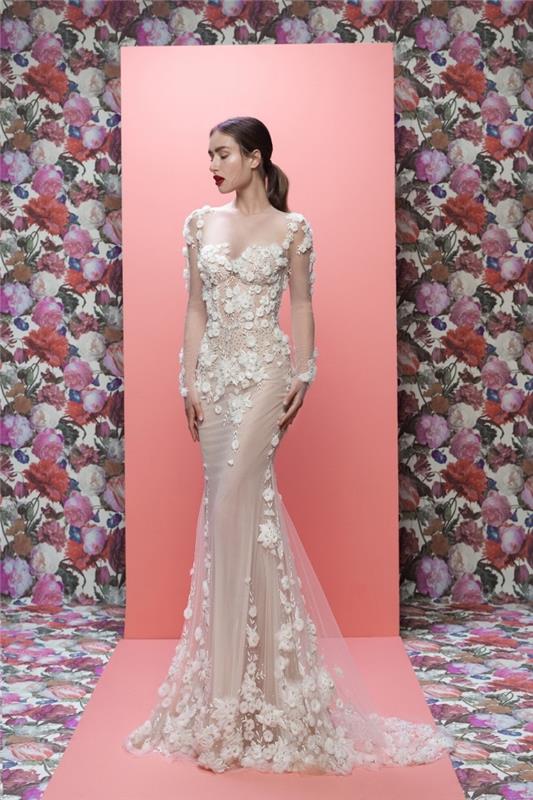 أزياء الزفاف 2019 ، نموذج لفستان الزفاف الانسيابي مع قطار صغير ، فستان لون عارية مع تطبيقات الأزهار باللون الأبيض