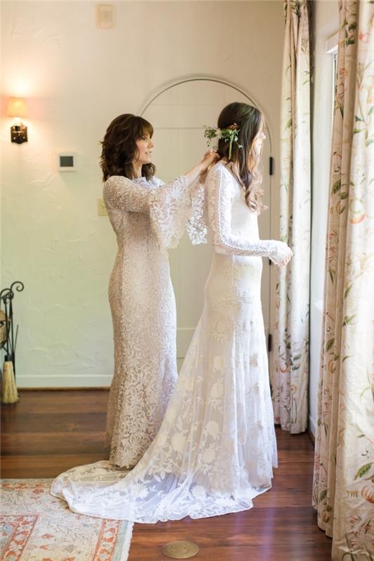 brudmodell med spetsar till brudens mor med långa utskjutna ärmar som matchar brudens bohemiska snygga klänning