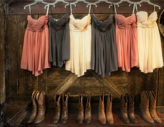 klänning-demoiselle-gul-rosa-grå-country-stövlar
