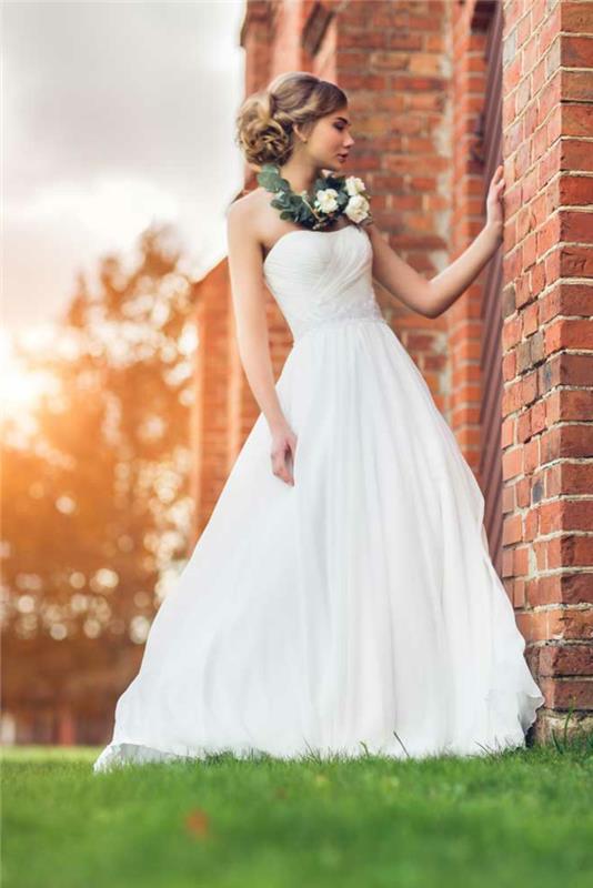 grekisk bröllopsklänning, utsvängd kjol, blomsterhalsband, blont hår