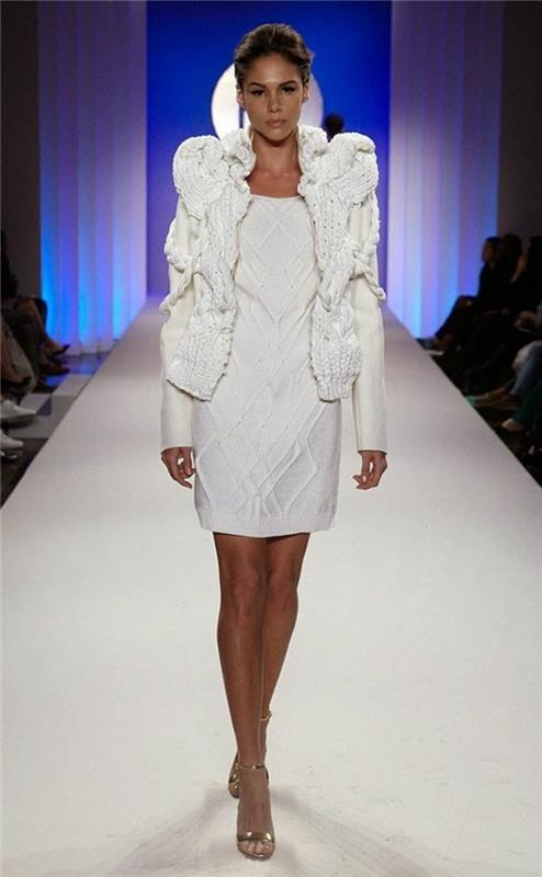 skarp-vit-ull-klänning-bär-med-en-kort-vit-jacka