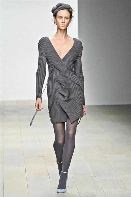 Asymmetrisk-grå-ull-klänning-stor-designer-halsringning