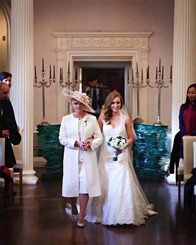 vit ceremoni klänning matchande med en dam klänning jacka för bröllop och en pulverrosa ceremoni hatt