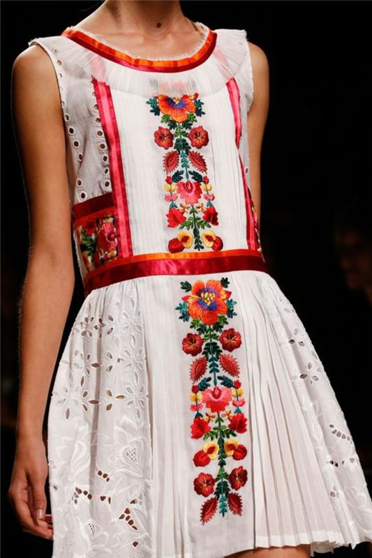 vit mexikansk stil klänning med blommigt broderi, spetsklänning