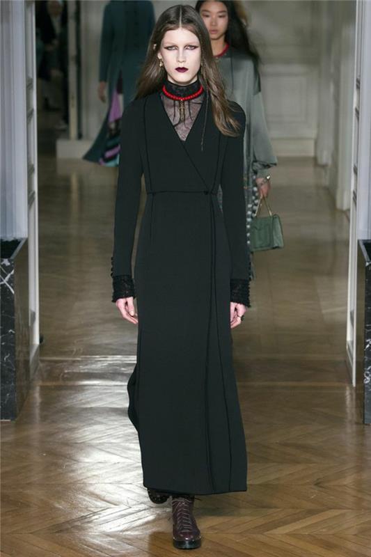 svart klänning spets på halsen golvlängd ljus och luftigt tyg Valentino