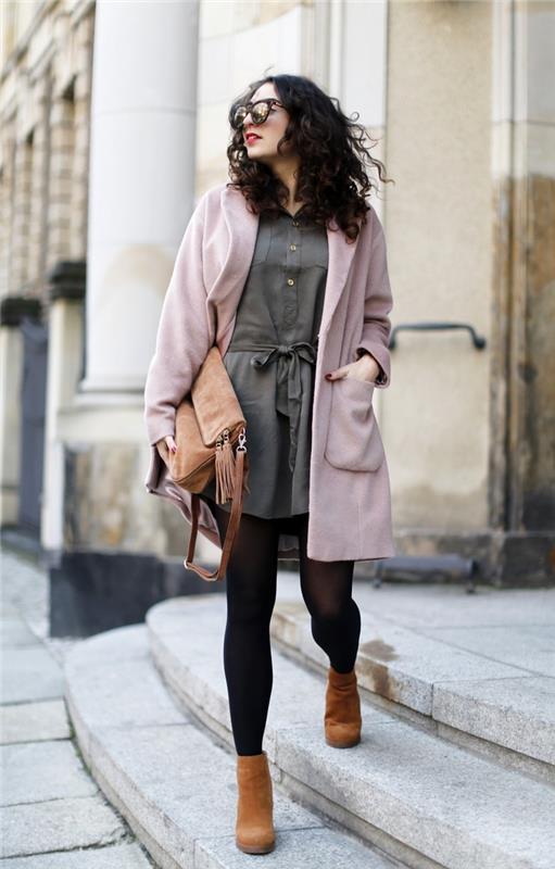 štýlový jesenný look v khaki košeľových šatách, pastelovo ružovom kabáte a ťavej členkovej obuvi