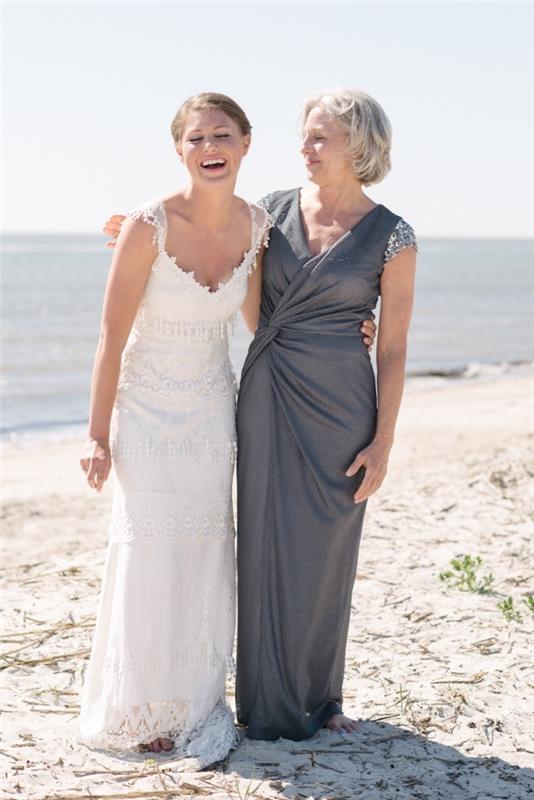 Formell bröllopskläderidé för brudens mor, lång grå omlottklänning med paljetterade ärmar