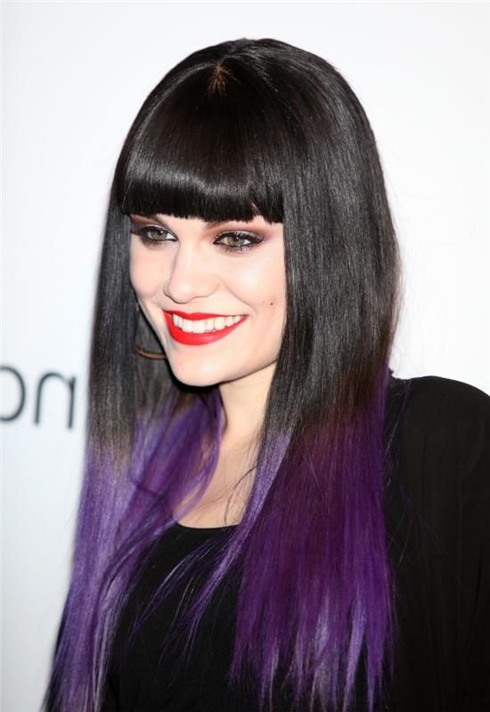 plommonfärg långt svart hår, Jessie J frisyr med lila färgade tips, vilken smink för gröna ögon