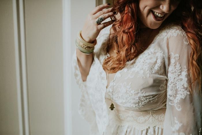 čipkované svadobné šaty, ryšavé vlasy, splývavé a transparentné rukávy