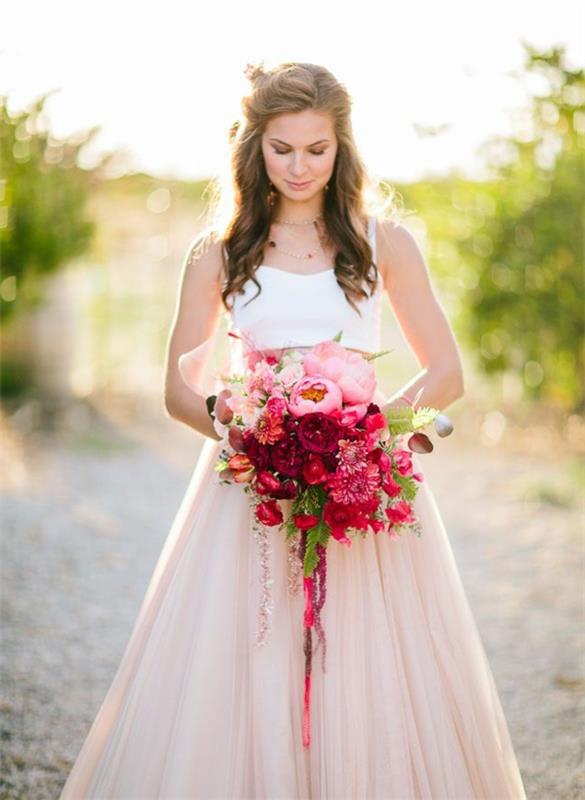 svadobné šaty-ruža-pritty-v-ružových-kvetoch-dlhé vlasy