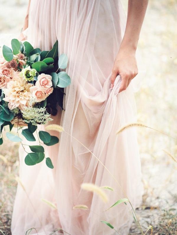 svadobné šaty-ruža-pritty-v-ružových kvetoch-ruka