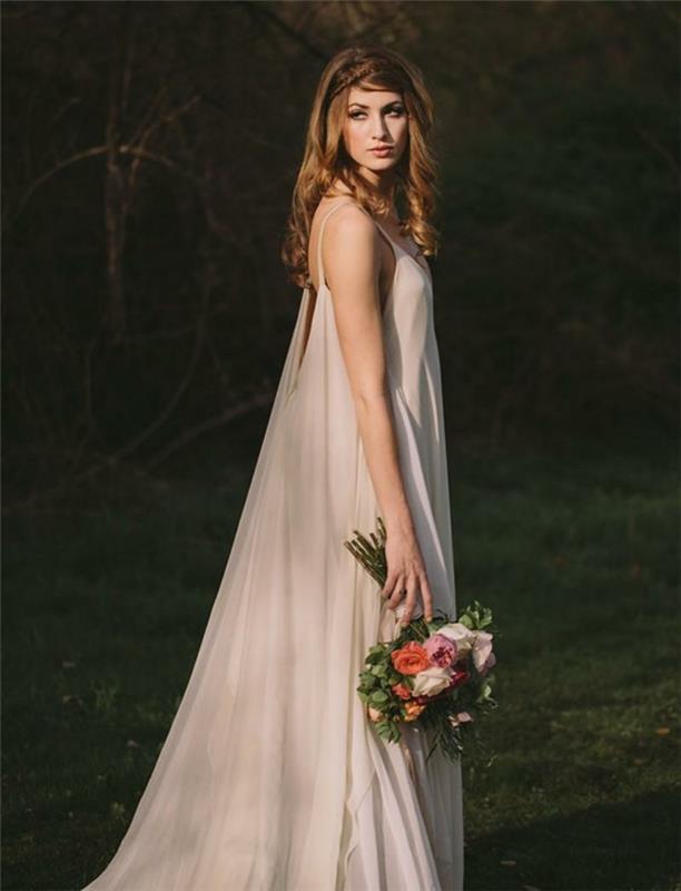 elegantné vintage svadobné šaty, veľká rustikálna kytica, hnedé vlasy, nonšalantný svadobný štýl