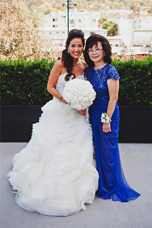 50 -årig kvinnas bröllopsklänning, kungsblå brudens morklänning med spetstopp och veckad kjol
