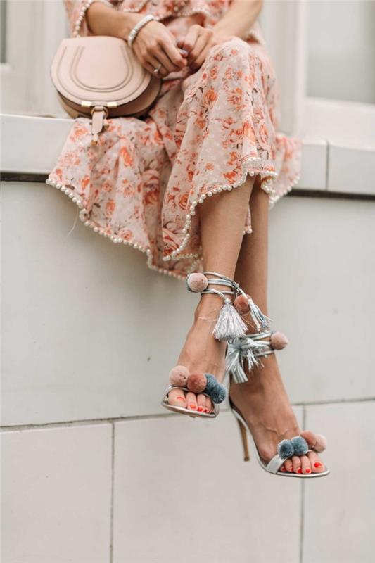 nápad, ako sa dobre obliecť, žena, model ružových kvetinových šiat s perleťovým lemom v kombinácii so strapcovými sandálmi