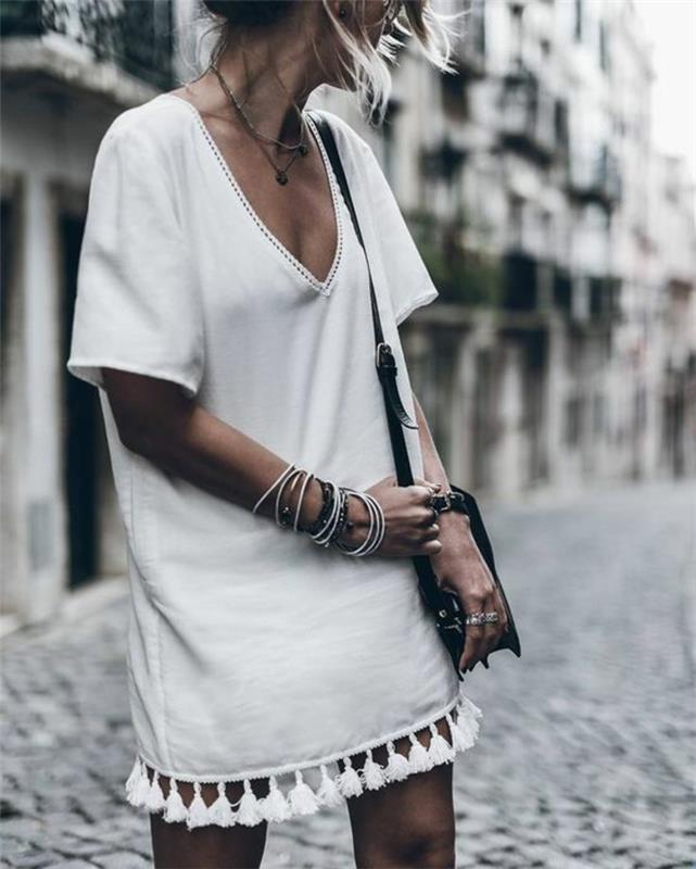 en vit tunika klänning i t-shirt-stil med pomponger, bohemiskt chic utseende i vitt