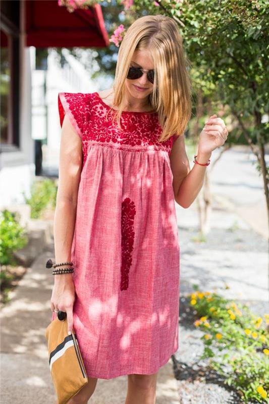 Mexikansk stil korallrosa tunika klänning och geometriska mönstrade läderficka