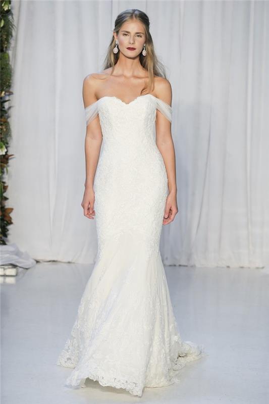nápad na biele čipkované svadobné šaty s puzdrovým strihom, ovisnutými ramienkami a elegantným ženským vzhľadom