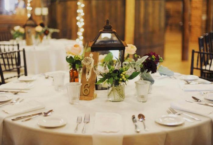 Runt bord dekorerat för ett bröllop eller landsdop, lantlig bröllopsinredning cool idé