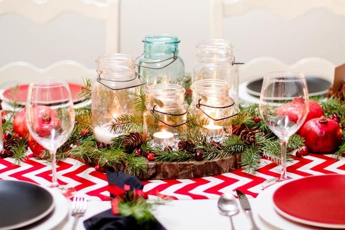 trä tvättmaskin traditionella julbord vit och röd bordsduk rund tallrik burkar glas frukt grönska ljus