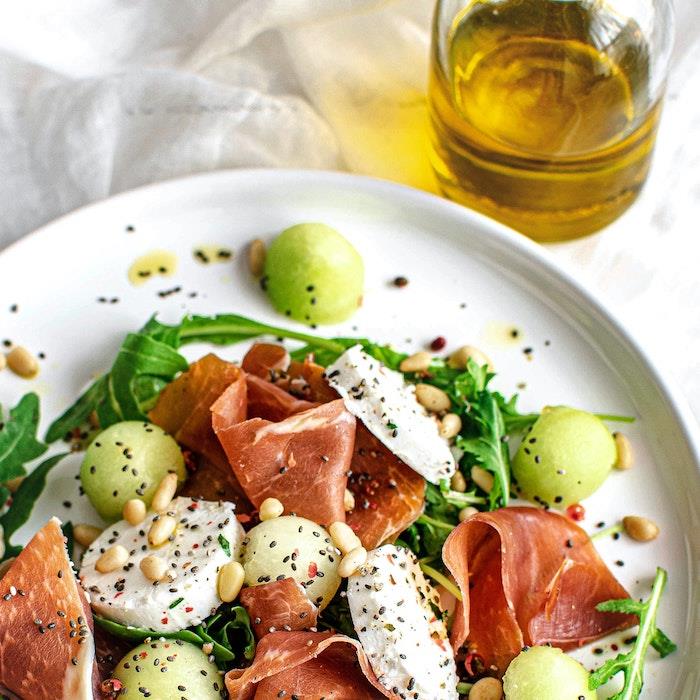 rukola mozzarella grapefruit prosciutto sezamové semienka a ostatné semienka originálne miešané šaláty studené predjedlá