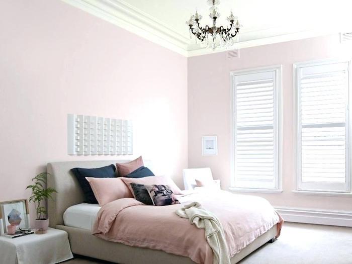 Ružová a biela tapeta do spálne pre dospelých.