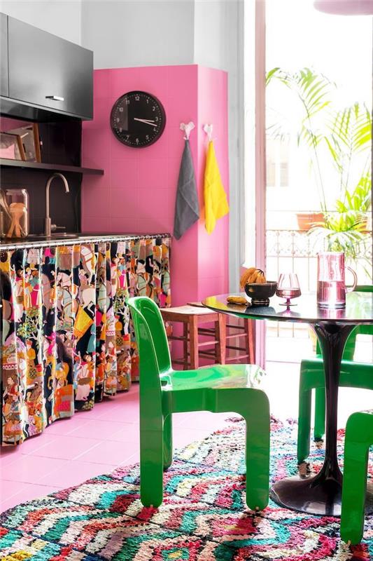 Farebná ružová kuchynská maľba na stenu, zelené stoličky, okrúhly sklenený stôl, farebná asociácia, aká farba pre domácu interiérovú kuchyňu