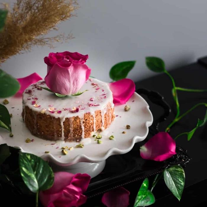 recept na romantickú večeru doma, ľahký nápad na koláč s drvenými orechmi a vanilkou s peknou kvetinovou výzdobou