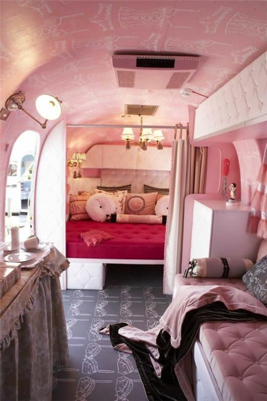 rosa-säng-sovrum-bil-camping-små-utrymme