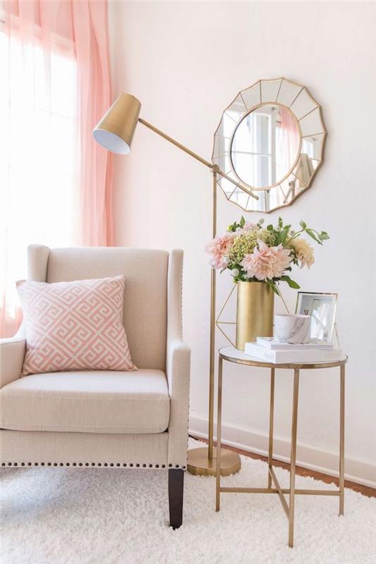 sittgrupp i vardagsrummet, rund spegel med gyllene ram, dekorativa kopparobjekt, långa gardiner i ljusrosa